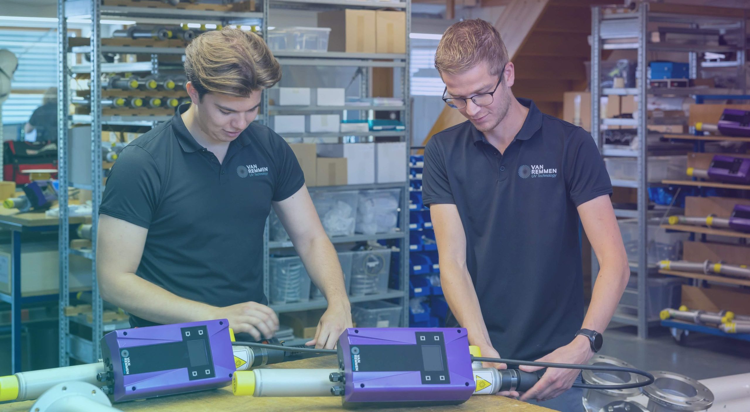 Vacatures-van-Remmen Twee Van Remmen collega's die UV systemen in elkaar zetten