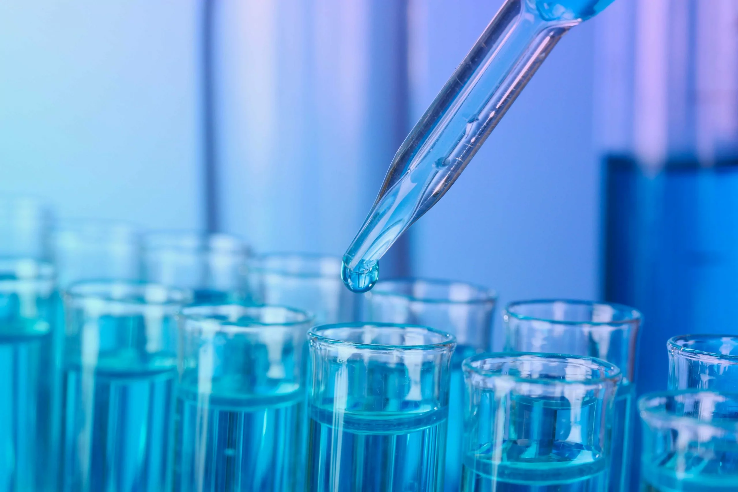 Dosis-2 Water dat met een pipetje in buisjes wordt gedruppeld